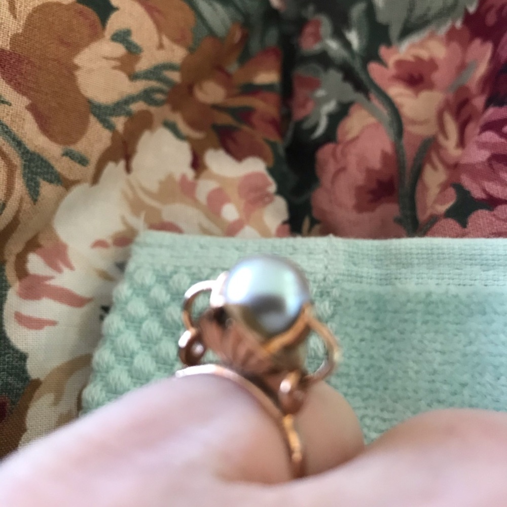 Beautiful classic grey white pearl ring 🥰🎉 - Picture 7 of 10